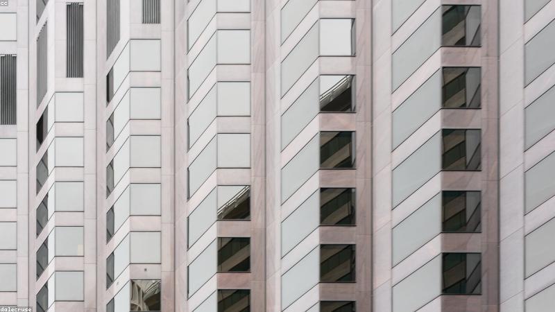 xmol学术平台团队在数据可视化工作台前讨论科研方案